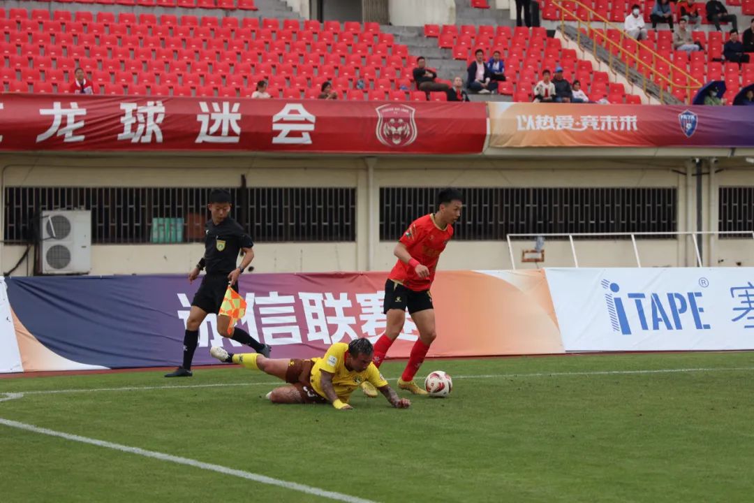 比赛中精彩瞬间,球员头球破门激发观众热情呐喊的简单介绍 比赛中精彩瞬间,球员头球破门激发观众热情呐喊的简单介绍