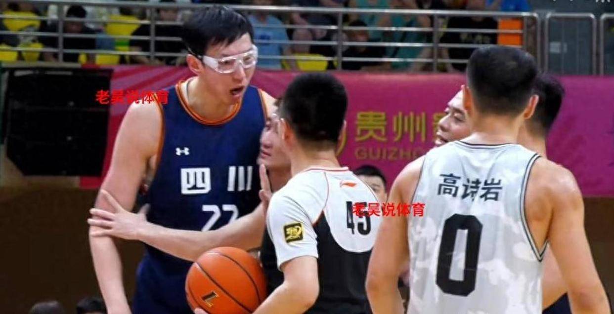 包含职业篮球比赛中的意外事件引发球迷热议的词条