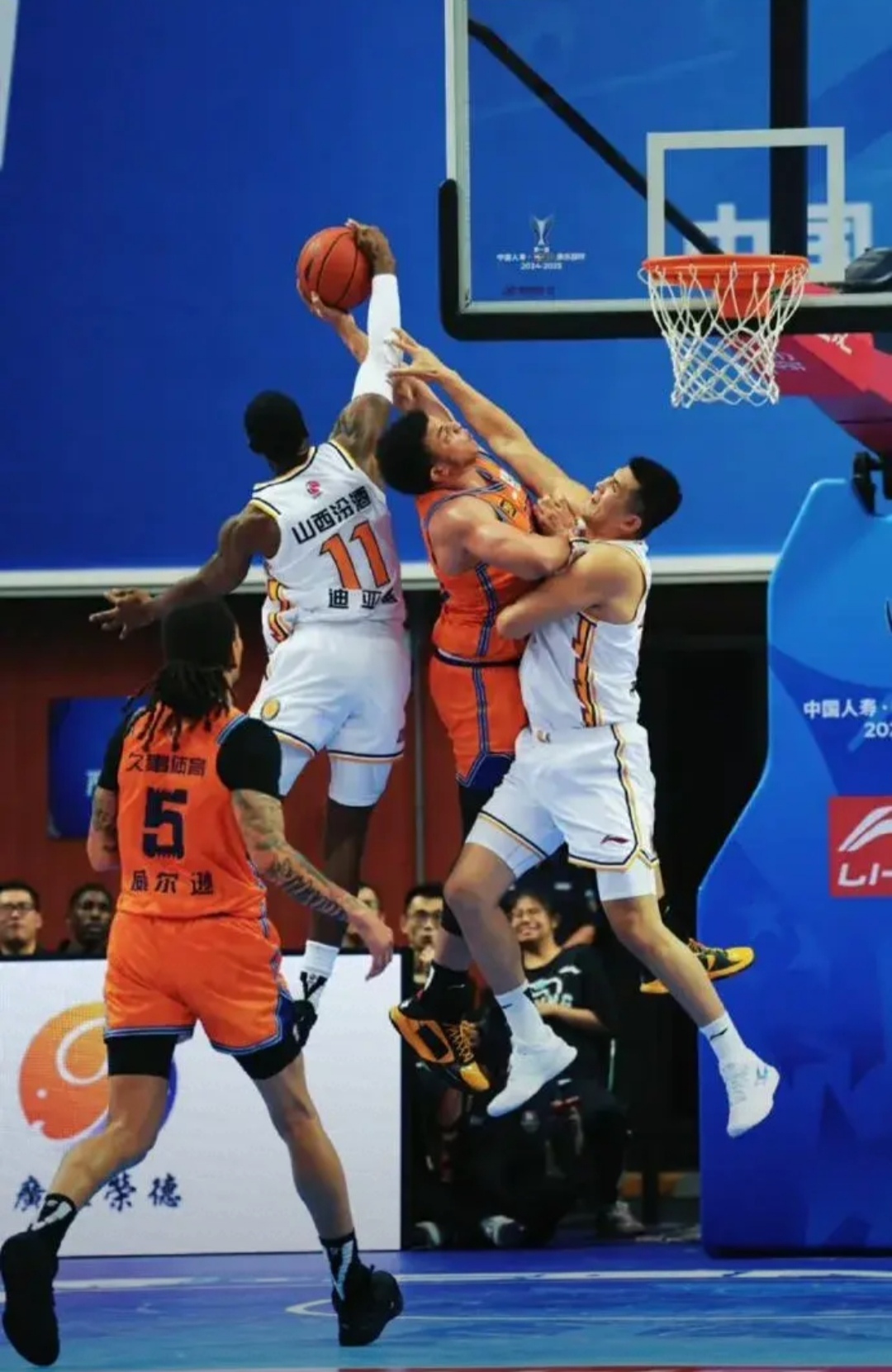 上海男篮胜出，全队发挥出色表现