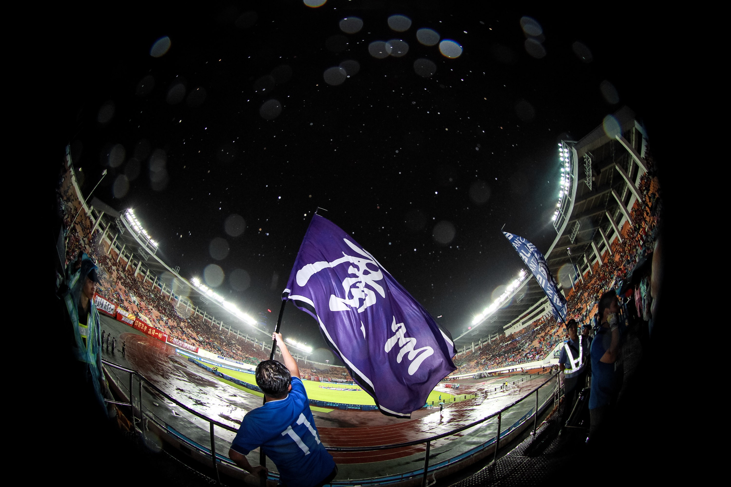 比赛结果大猜想，球迷团结拼搏为胜利加油助威的简单介绍