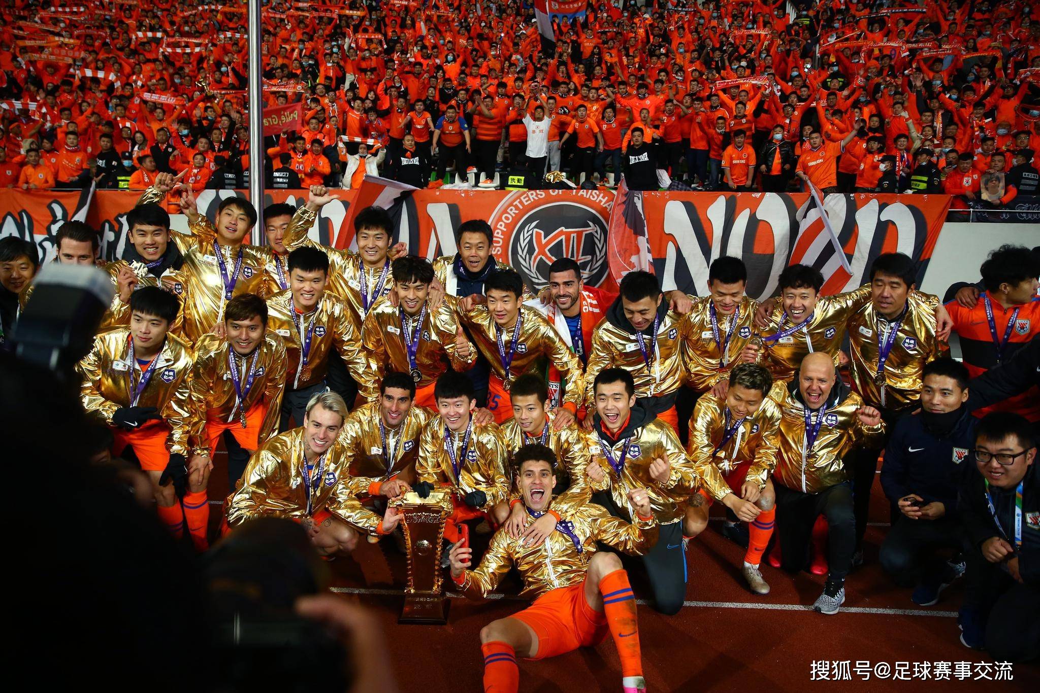 包含足球职业联赛决胜巅峰战,球员实力角逐争夺冠军的词条 包含足球职业联赛决胜巅峰战,球员实力角逐争夺冠军的词条