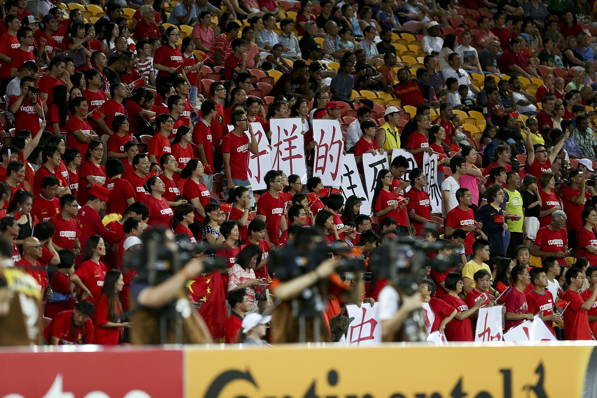 国内足球盛会席卷全场,球迷疯狂加油助威 国内足球盛会席卷全场,球迷疯狂加油助威