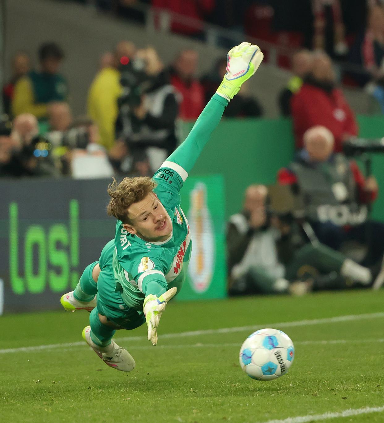 德国球队在重要比赛中擒杀对手