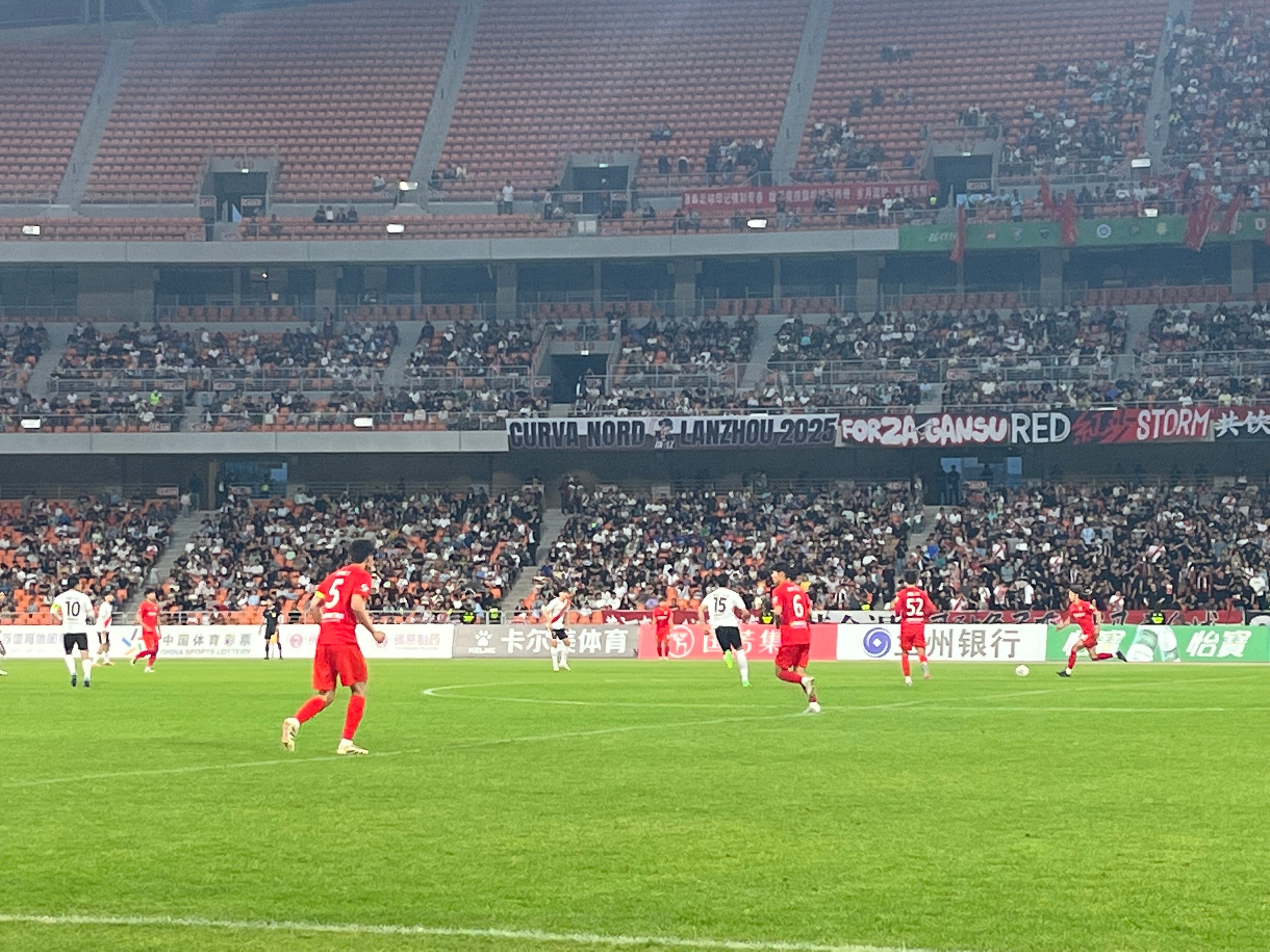 比赛惊险收官:球队团结一致,取得胜利 比赛惊险收官:球队团结一致,取得胜利