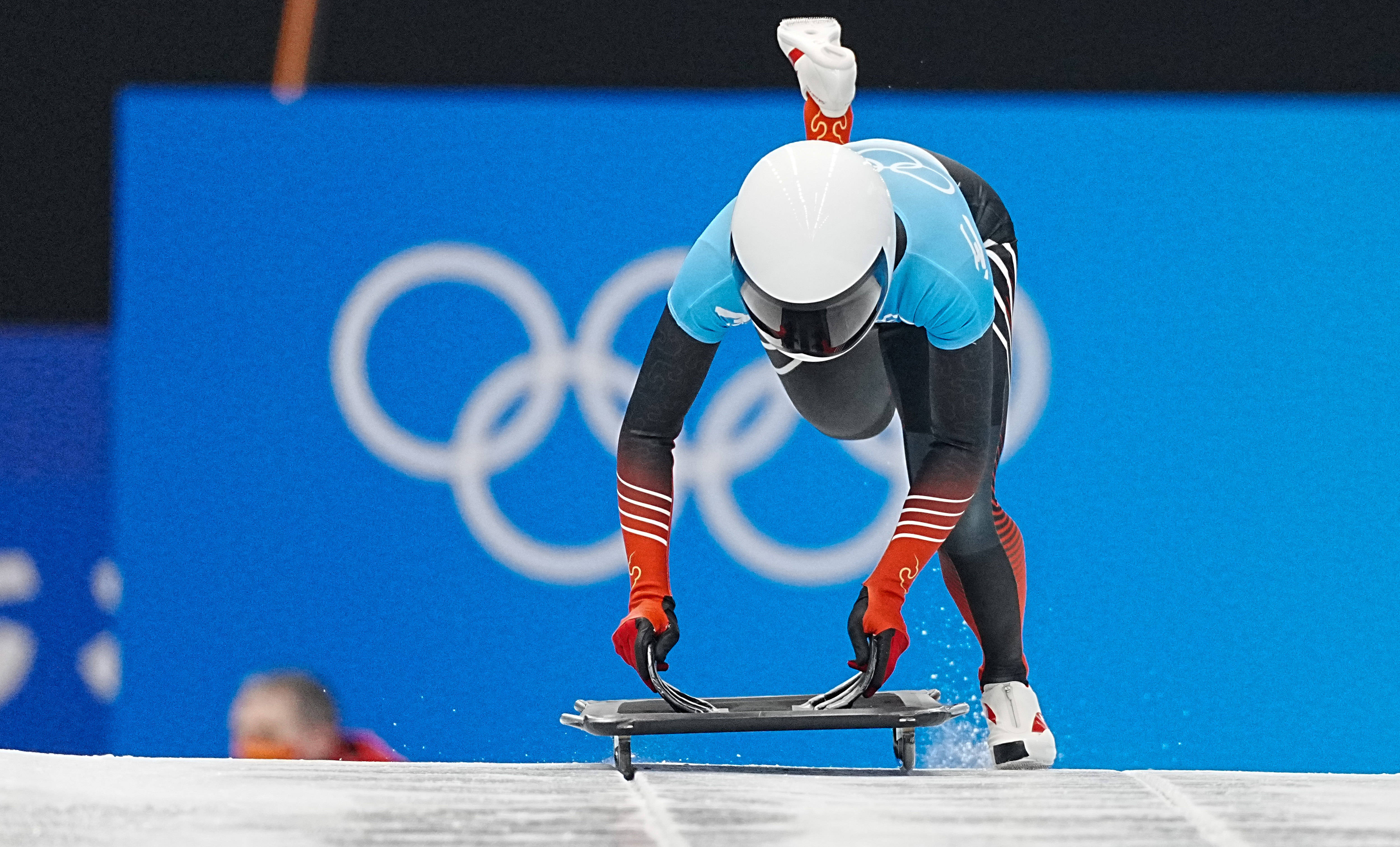 挪威雪车选手在比赛中驰骋斗艳 挪威雪车选手在比赛中驰骋斗艳