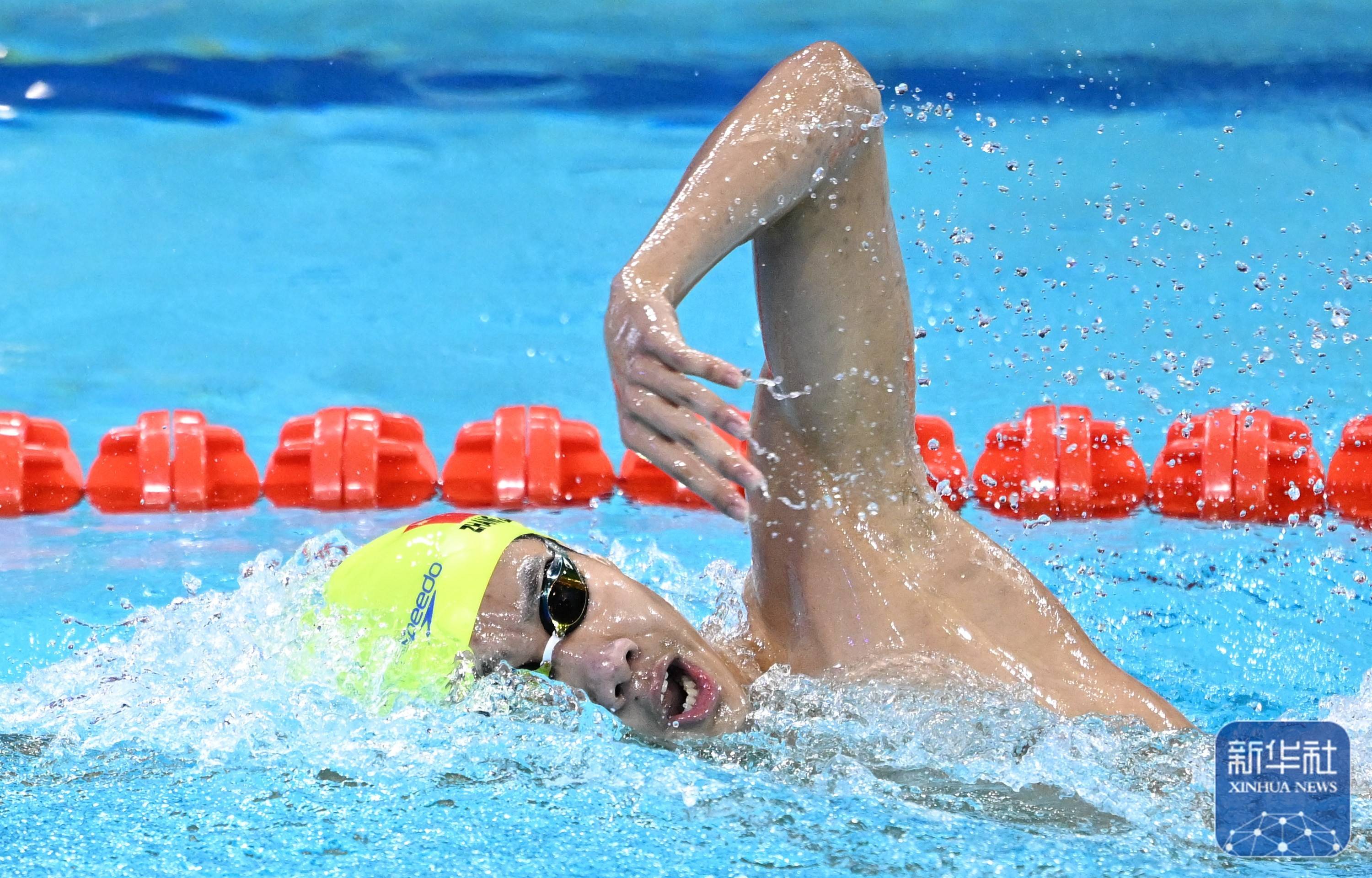 荷兰游泳选手在自由泳赛中获得优异成绩