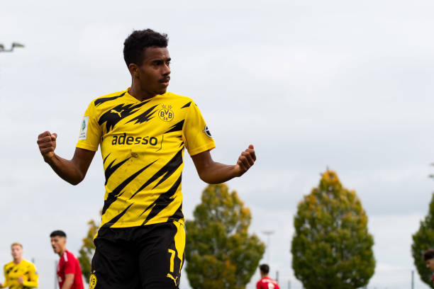 法兰克福客场逆转胜利，摆脱低谷的简单介绍