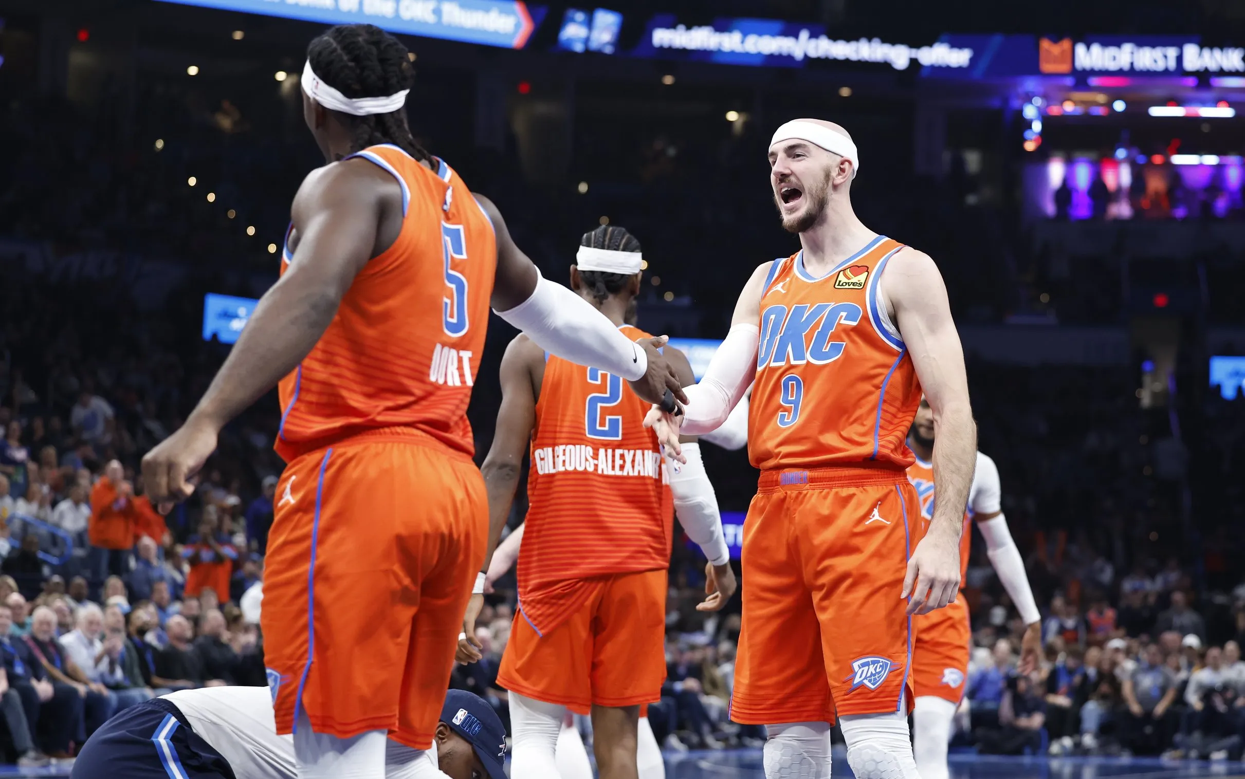 湖人客场擒雷霆,终结两连败 湖人客场擒雷霆,终结两连败