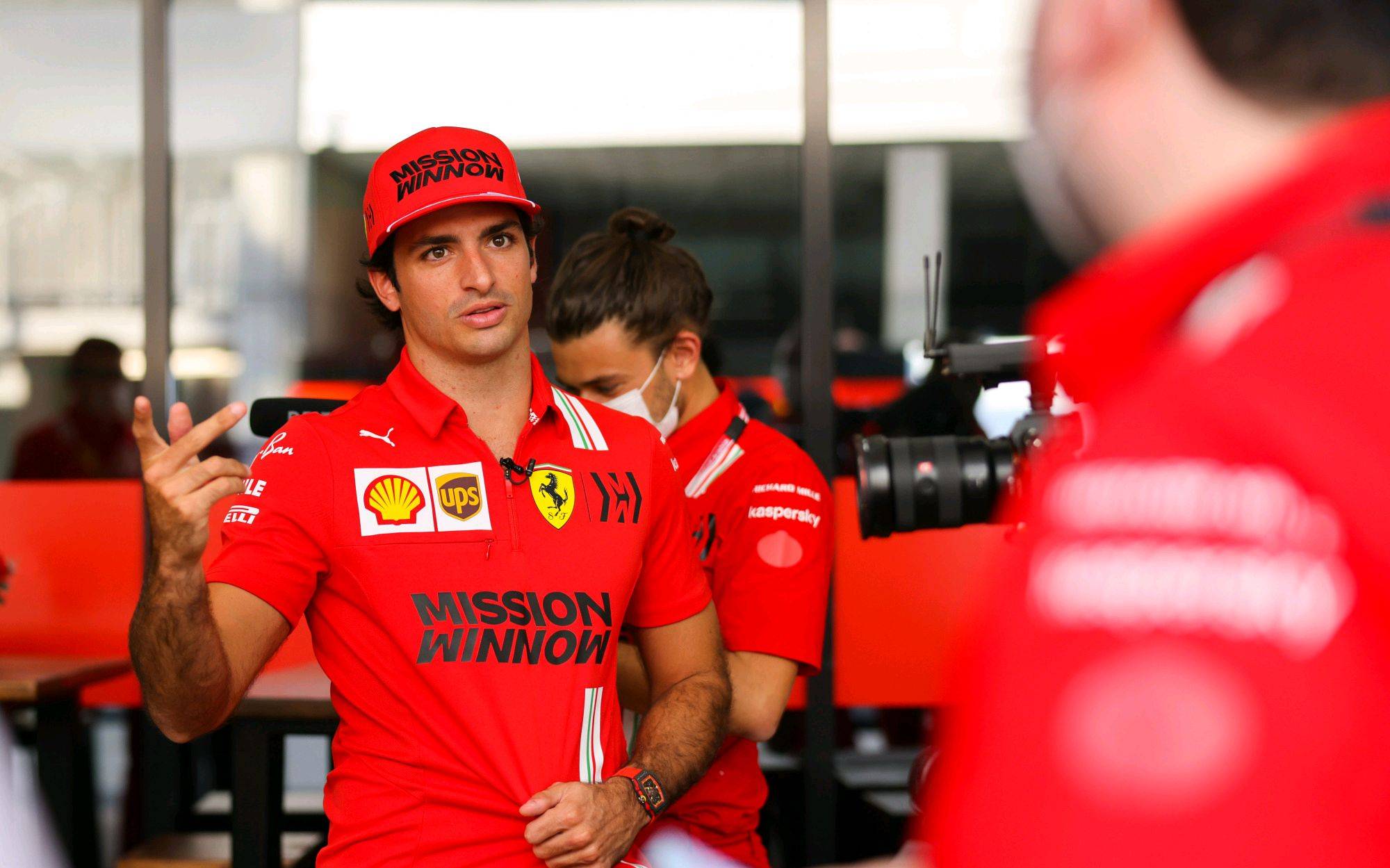 红牛车队险胜法拉利，塞恩斯扛起全队的简单介绍