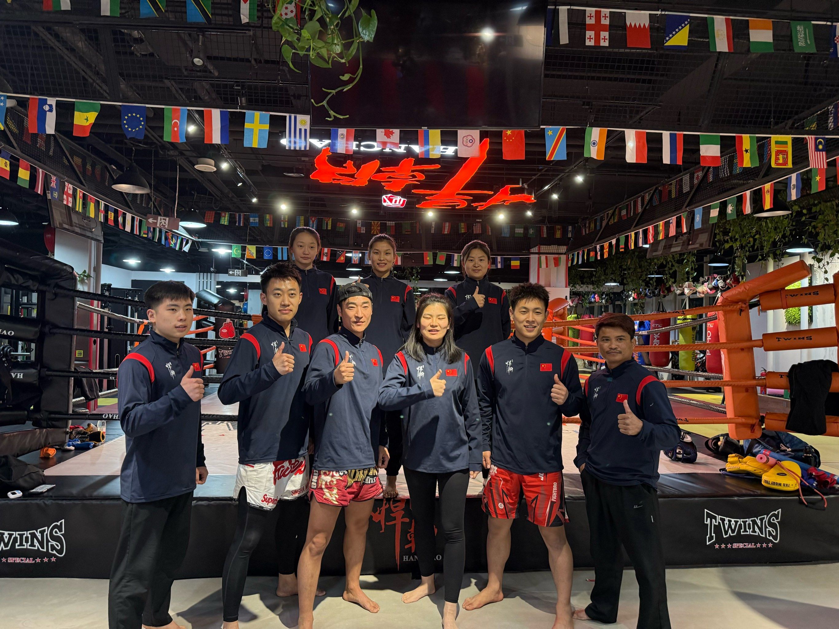 一场经典之战！拳击点燃球迷热情的简单介绍