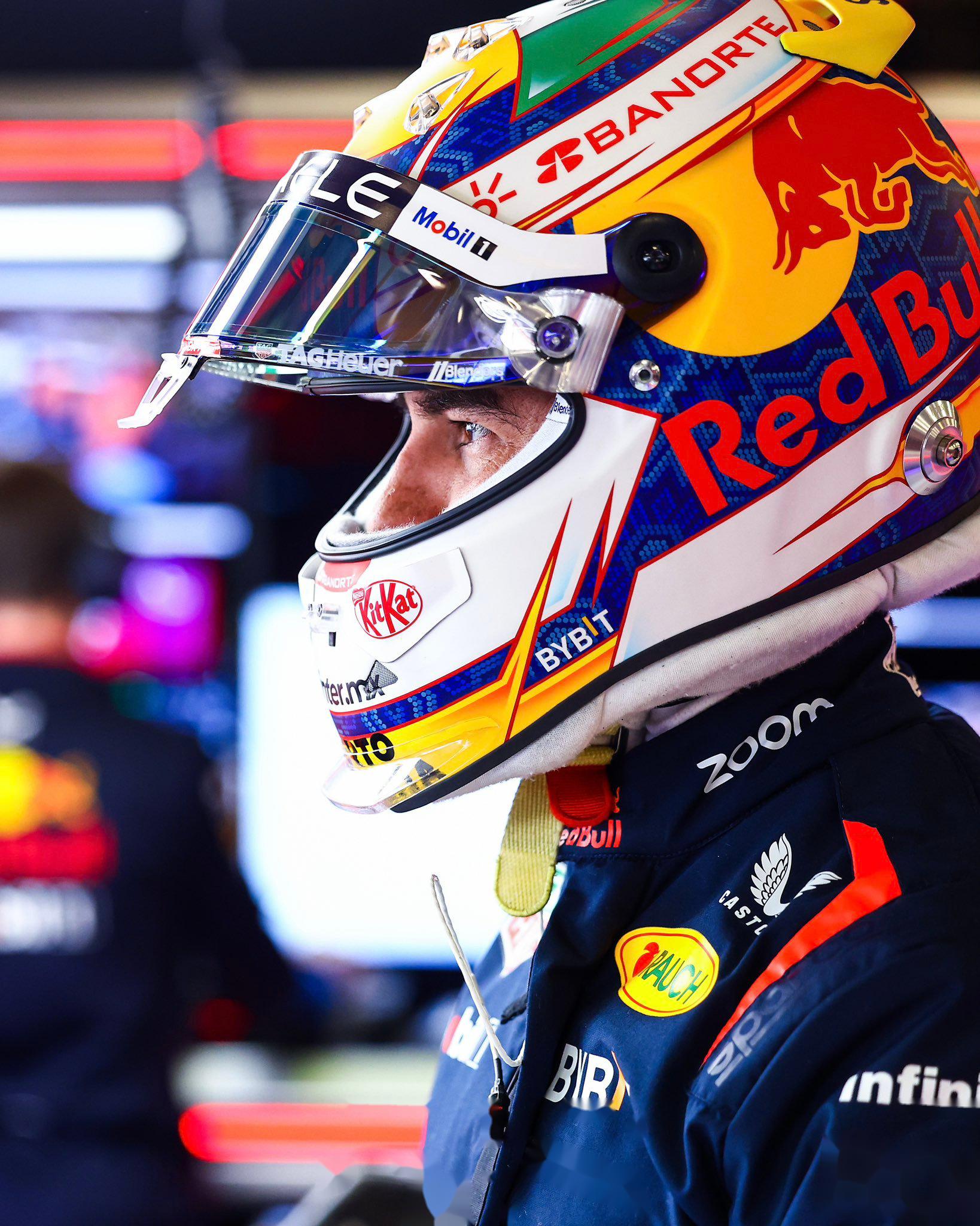 红牛车队鏖战雷诺车队,佩雷兹刷新纪录 红牛车队鏖战雷诺车队,佩雷兹刷新纪录