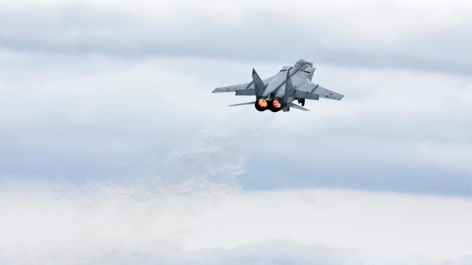 冰岛加时奇迹与特奥英超统治，足球世界中的团队坚韧与个人英雄主义