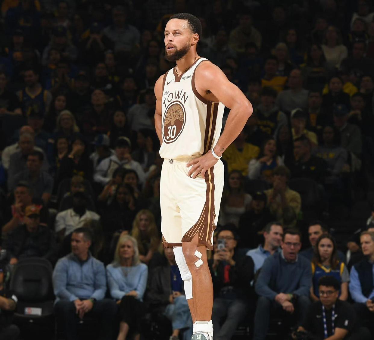 库里成为全场焦点,辽宁队险胜骑士 库里成为全场焦点,辽宁队险胜骑士